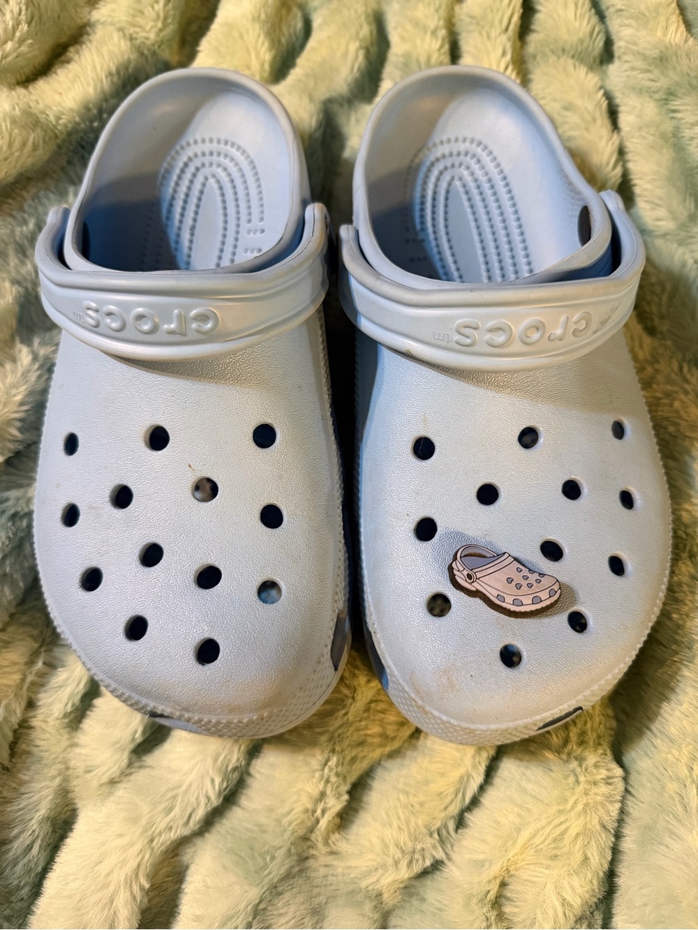 Crocs mens 7 women’s 9 Classic Clog in blue
